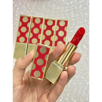 son Red Ribbon Màu sắc: Sắc đỏ rực rỡ, được mô tả là đỏ nhung hoặc đỏ cam (nghiêng về đỏ nhiều hơn cam)