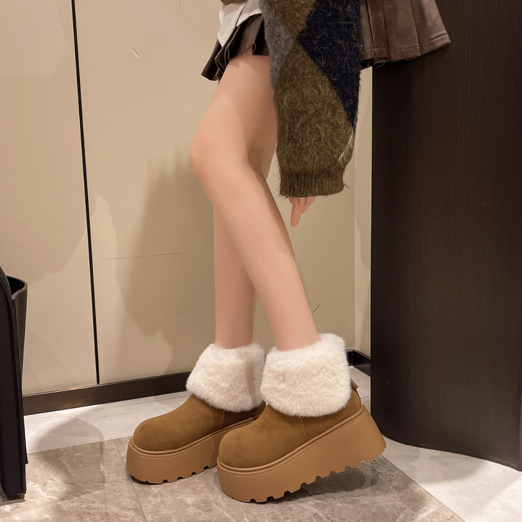 Boot Nữ Da Lộn Nâu Lót Lông Bông Trắng Đế Nguyên Khối 5cm Chống Trượt