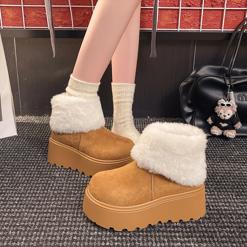 Boot Nữ Da Lộn Nâu Lót Lông Bông Trắng Đế Nguyên Khối 5cm Chống Trượt