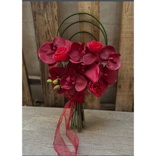 Bó hoa cưới cầm tay cô dâu Red Orchid Rose