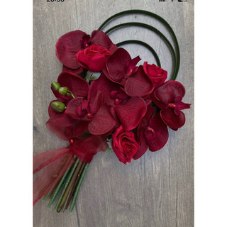 Bó hoa cưới cầm tay cô dâu Red Orchid Rose