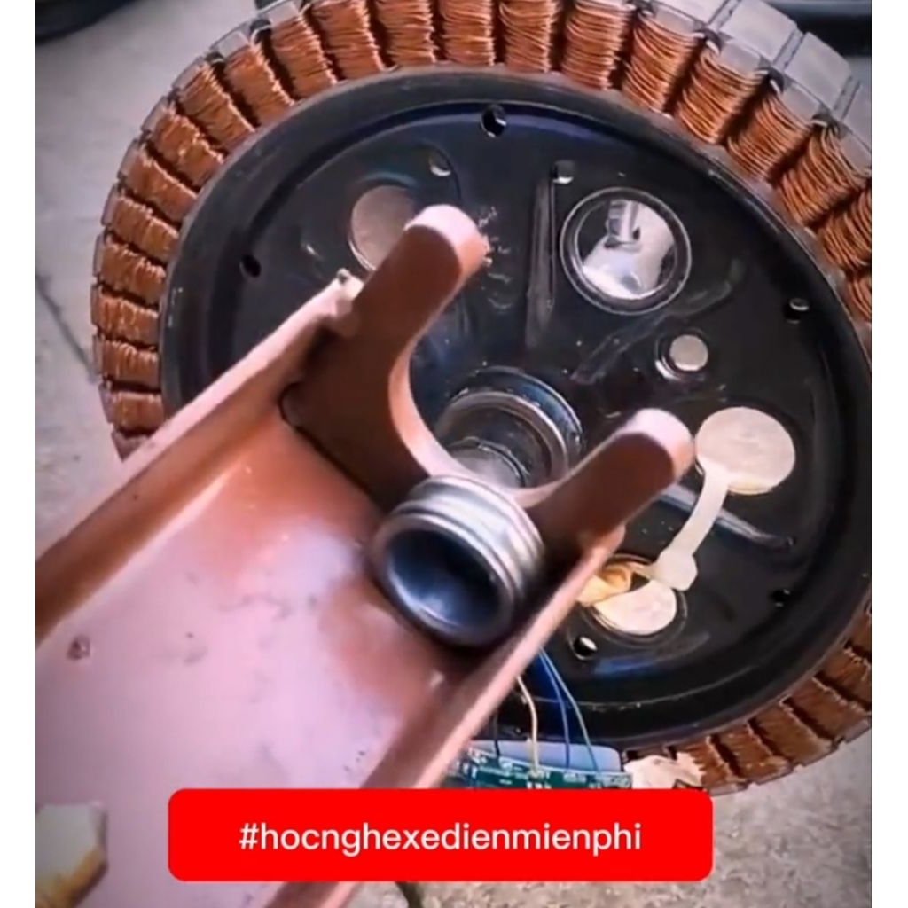 VAM THÁO VÒNG BI XE ĐIỆN