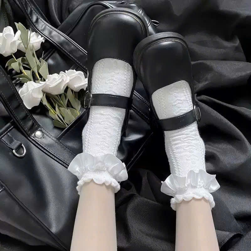 Tất cổ bèo nữ dệt họa tiết nổi mềm mịn, co giãn thoải mái, đi êm chân – hợp phối Mary Jane, loafer và boots. Có 3 màu