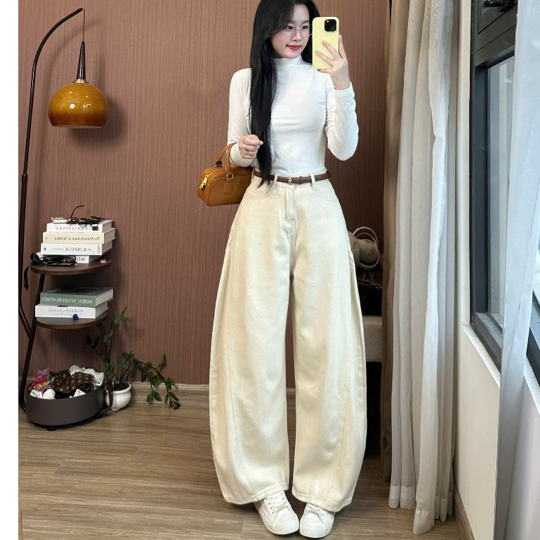 Quần jeans ống rộng màu kem Joolate ống cong rộng  hơi loe nhẹ phom dài phủ chân phong cách Hàn Quốc