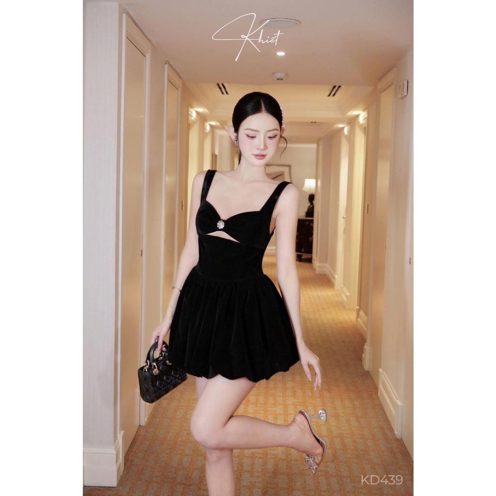Đầm ngắn Khiết Fashion nhung đen cut-out phối charm đính đá phong cách sang trọng thanh lịch KD439