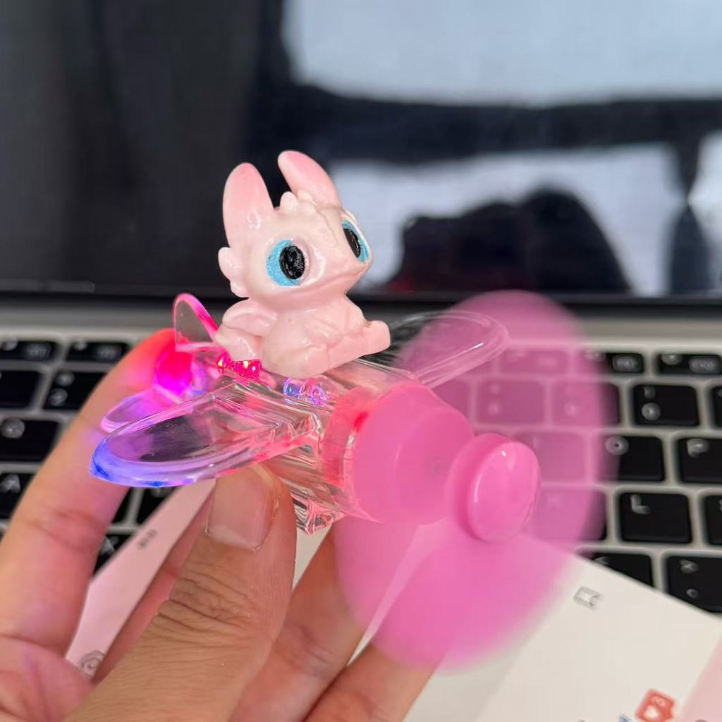 [Hot 2025] Máy Bay Đồ Chơi Mini Shin Phát Sáng Trang Trí Ô Tô Xe Máy Mũ Bảo Hiểm Siêu Dễ Thương Siêu Rẻ - ảnh 8