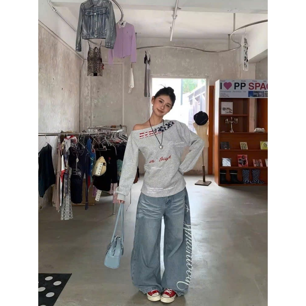 (SẴN)Áo dài tay trễ vai màu ghi hoạ tiết chữ Mimi cá tính chất cotton dáng vừa ATV031 - Tiktik