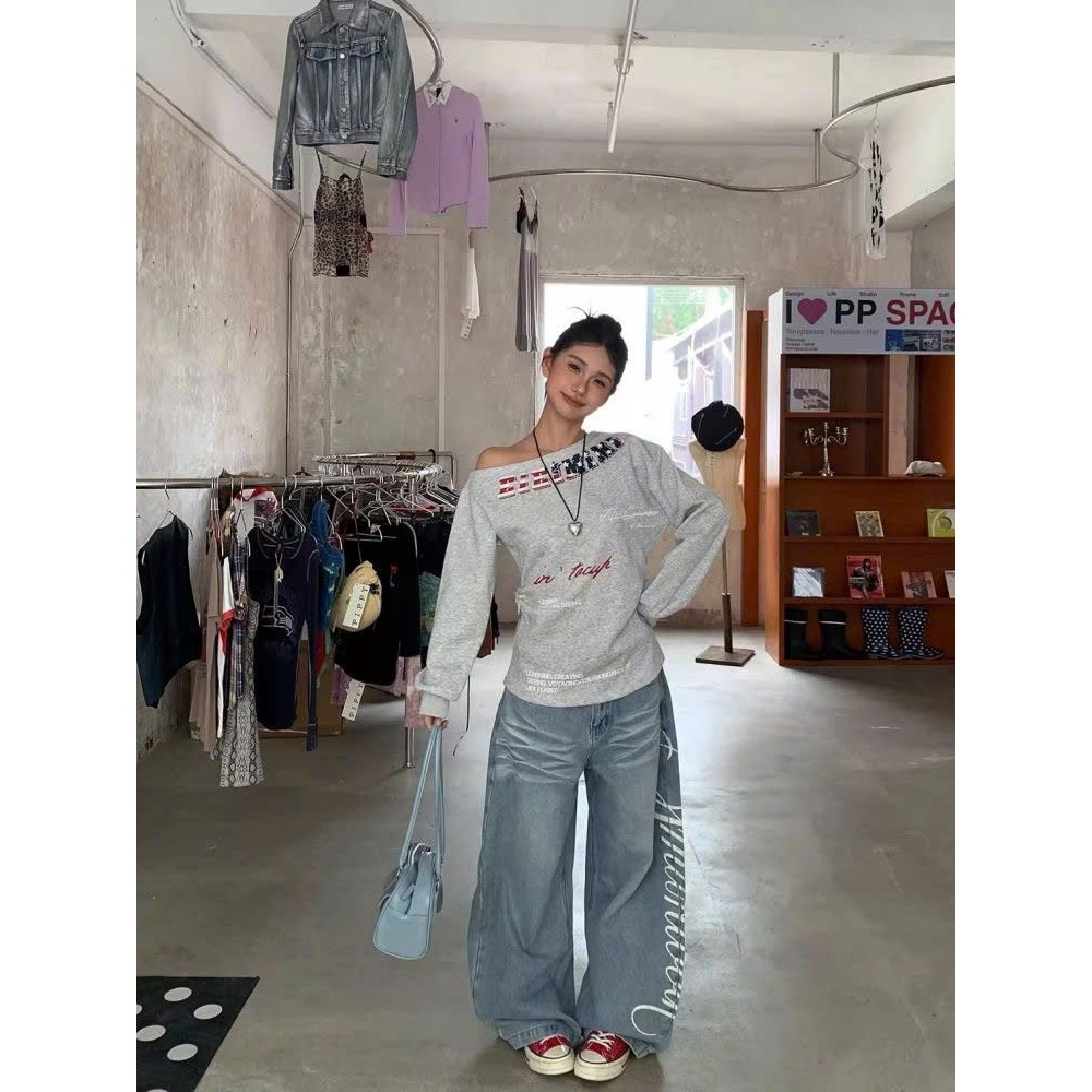 (SẴN)Áo dài tay trễ vai màu ghi hoạ tiết chữ Mimi cá tính chất cotton dáng vừa ATV031 - Tiktik