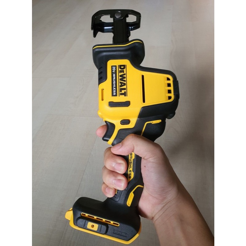 Máy cưa kiếm dùng pin Dewalt 20v DCS369B