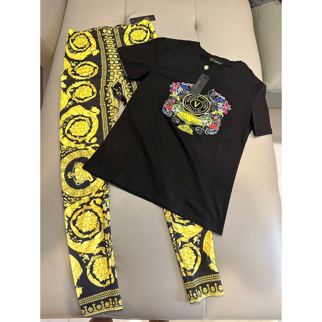 set áo thun & quần leggings hoạ tiết vàng versace