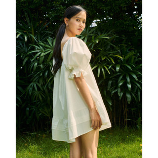 WHITE BY NHI - Đầm babydoll tay bồng cổ chữ U xếp nếp - BÔNG DRESS