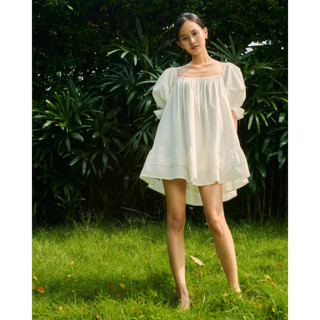 WHITE BY NHI - Đầm babydoll tay bồng cổ chữ U xếp nếp - BÔNG DRESS
