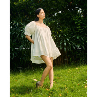 WHITE BY NHI - Đầm babydoll tay bồng cổ chữ U xếp nếp - BÔNG DRESS