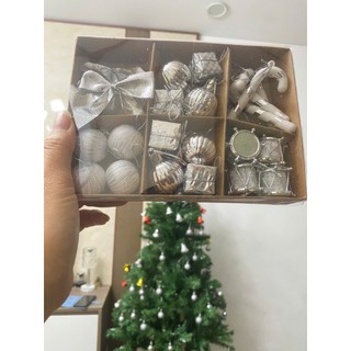 COMBO QUẢ CHÂU, GẬY, QUÀ, NƠ, TRỐNG TREO CÂY THÔNG