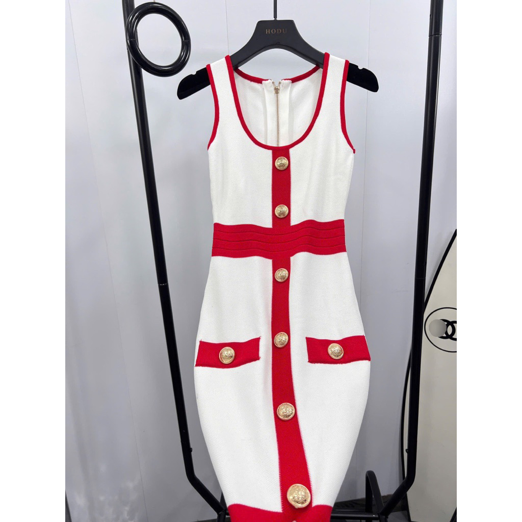 Đầm body len nút sát nách màu trắng viền đỏ