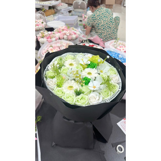 Bó hoa sáp cao cấp tone màu xanh làm quà tặng chú bộ đội ý nghĩa