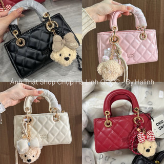 Hàng Có Sẵn - Túi Đeo Chéo Chio Chần Trám Dáng Ngang sz 20 Kèm Charm Gấu Nơ