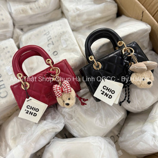 Hàng Có Sẵn - Túi Đeo Chéo Chio Chần Trám Dáng Ngang sz 20 Kèm Charm Gấu Nơ