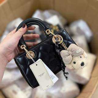 Hàng Có Sẵn - Túi Đeo Chéo Chio Chần Trám Dáng Ngang sz 20 Kèm Charm Gấu Nơ