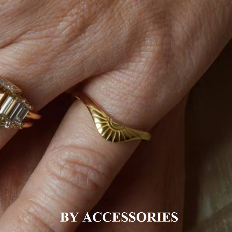 Nhẫn nữ unisex titan uốn cong khắc hoạ tiết nửa hoa hướng dương mạ vàng 18K không gỉ WR2534 BY ACCESSORIES