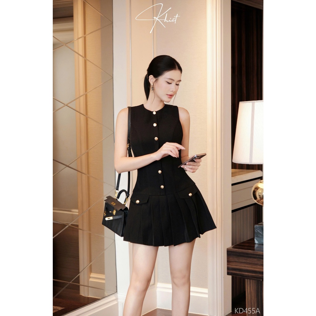 Đầm đen dáng ngắn Khiết, thiết kế phối nút vàng viền váy xếp ly xòe phong cách thanh lịch KD455A