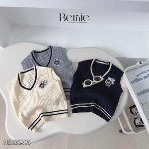 Áo gile len vặn thừng thêu ngực cổ tim cho bé trai, áo gile len phong cách Hàn Quốc mẫu mới
