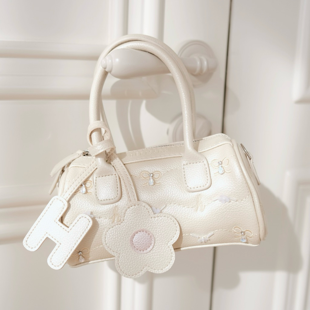 Túi Rosy Bag Hérisson màu kem nhũ da PU chần bông hoạ tiết nơ, kèm dây ...