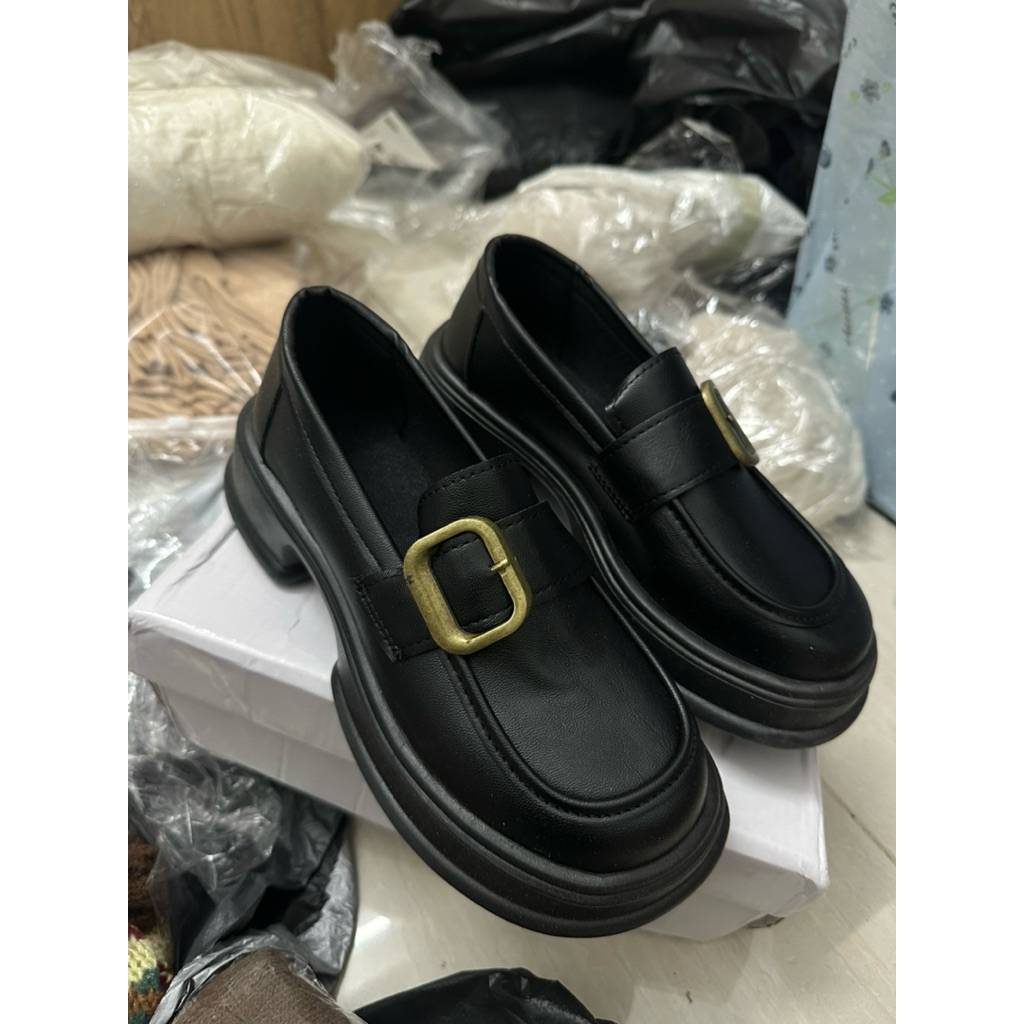Giày da nữ đế bằng quai khóa – 2 màu đen/nâu – Size 35–40