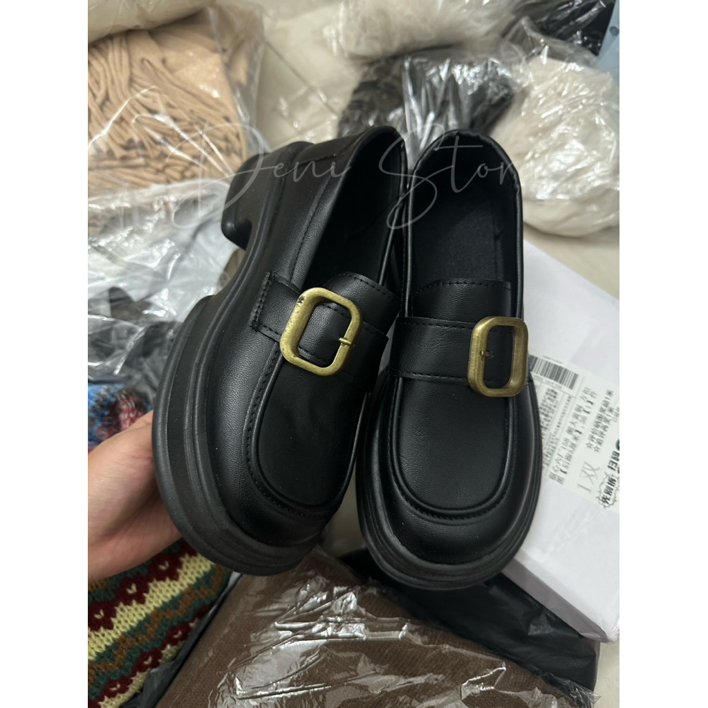 Giày da nữ đế bằng quai khóa – 2 màu đen/nâu – Size 35–40