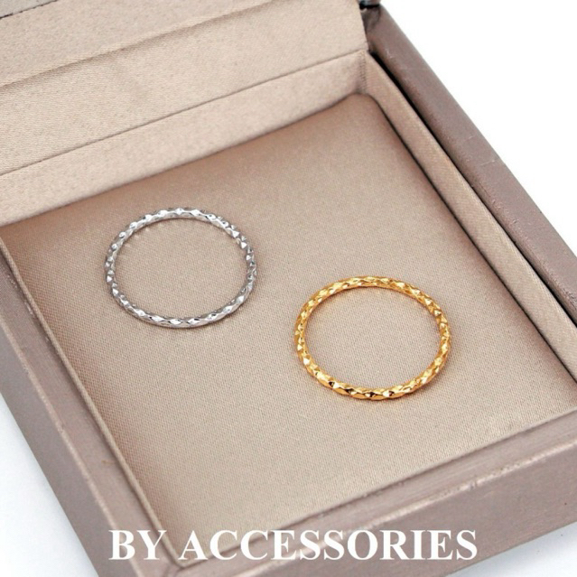 Nhẫn nữ titan kiểu tròn vát lõm phản xạ lấp lánh xinh xắn không gỉ WR2535 BY ACCESSORIES