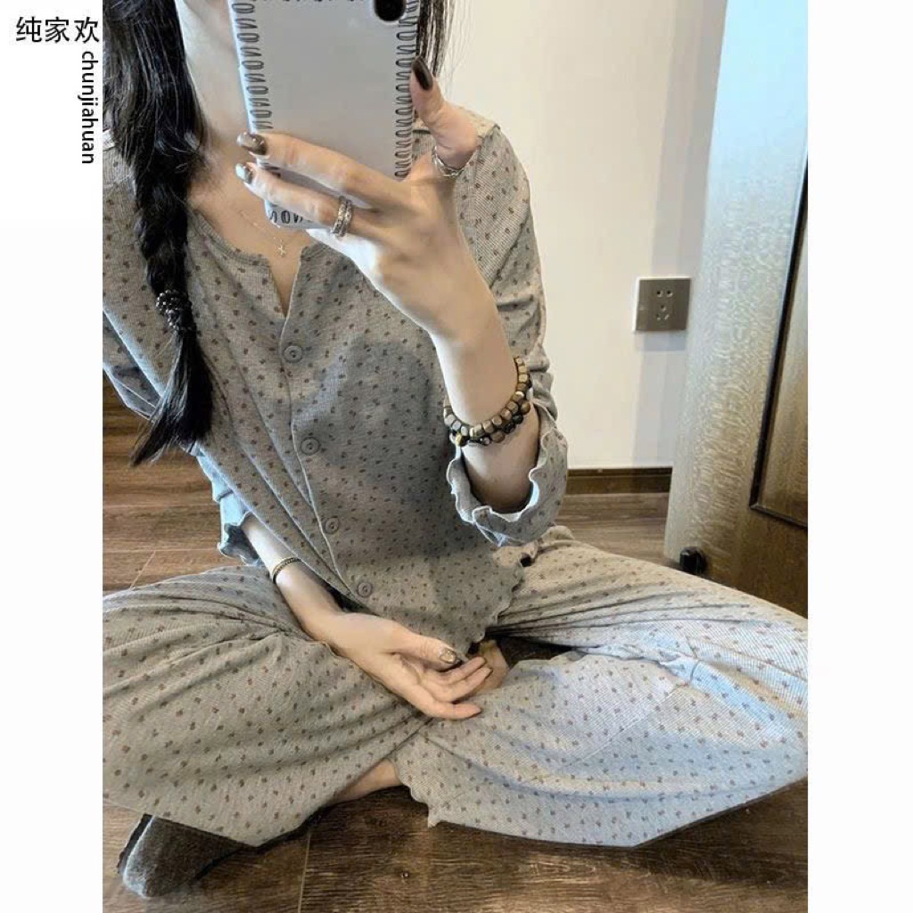 Set pijama tông xám nhẹ nhàng, họa tiết chấm bi nhỏ xinh, cực hợp các nàng thích style ngọt ngào – tinh tế – thoải mái