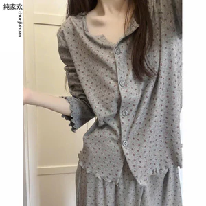 Set pijama tông xám nhẹ nhàng, họa tiết chấm bi nhỏ xinh, cực hợp các nàng thích style ngọt ngào – tinh tế – thoải mái