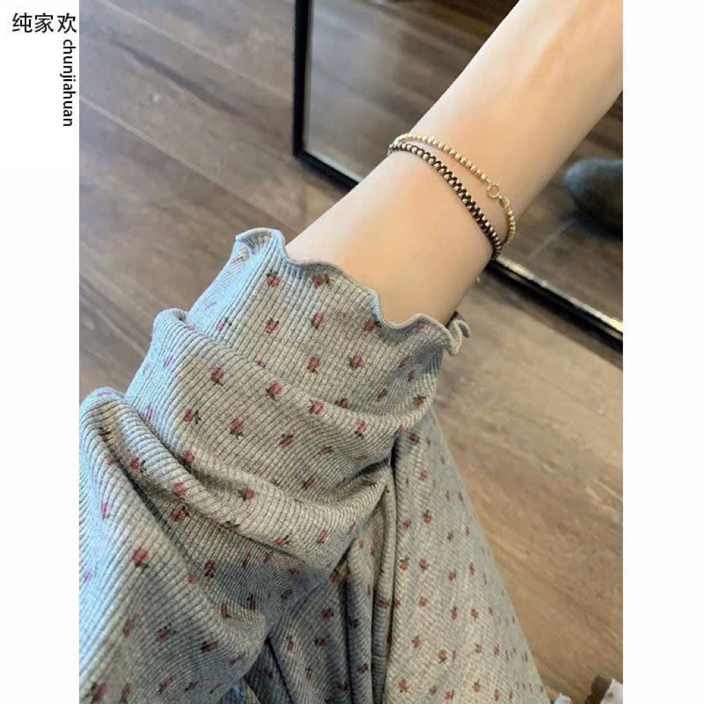 Set pijama tông xám nhẹ nhàng, họa tiết chấm bi nhỏ xinh, cực hợp các nàng thích style ngọt ngào – tinh tế – thoải mái