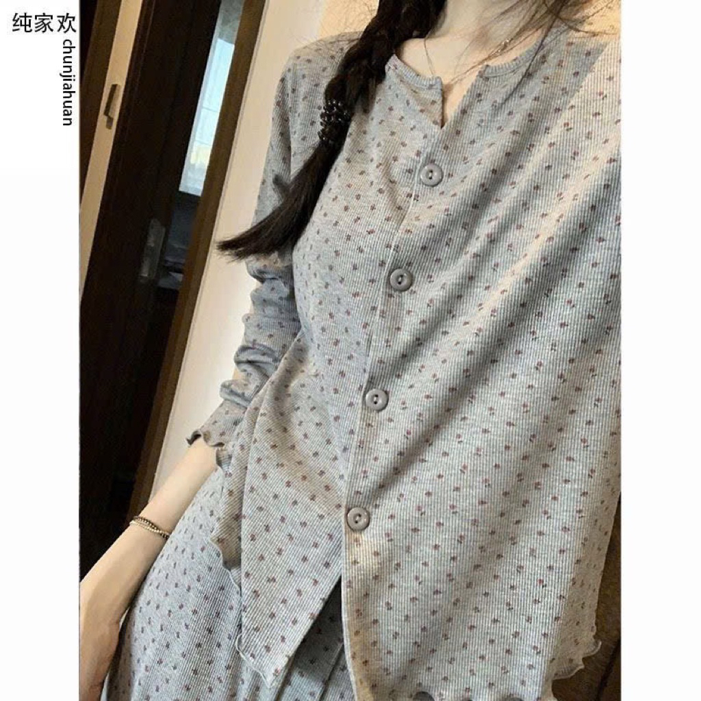 Set pijama tông xám nhẹ nhàng, họa tiết chấm bi nhỏ xinh, cực hợp các nàng thích style ngọt ngào – tinh tế – thoải mái