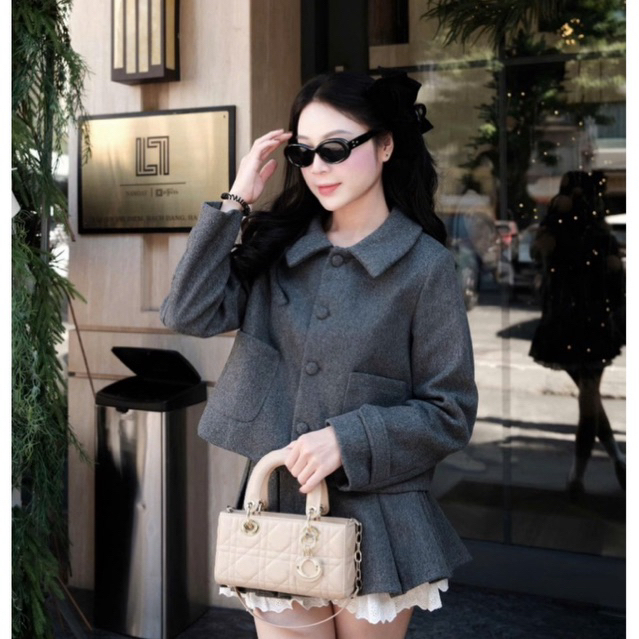 MIU.STUDIO •”Jia Set” Set áo dạ cổ đức dài tay đính khuy bọc kèm chân váy dập ly ngắn xoè phối viền ren trắng sang chảnh
