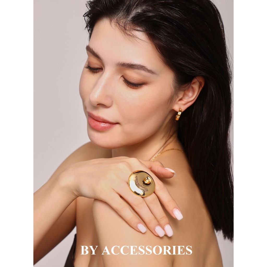 Nhẫn nữ titan mặt bản tròn lớn xoáy giữa phong cácg mới lạ mạ vàng 18K không gỉ WR2512 BY ACCESSORIES