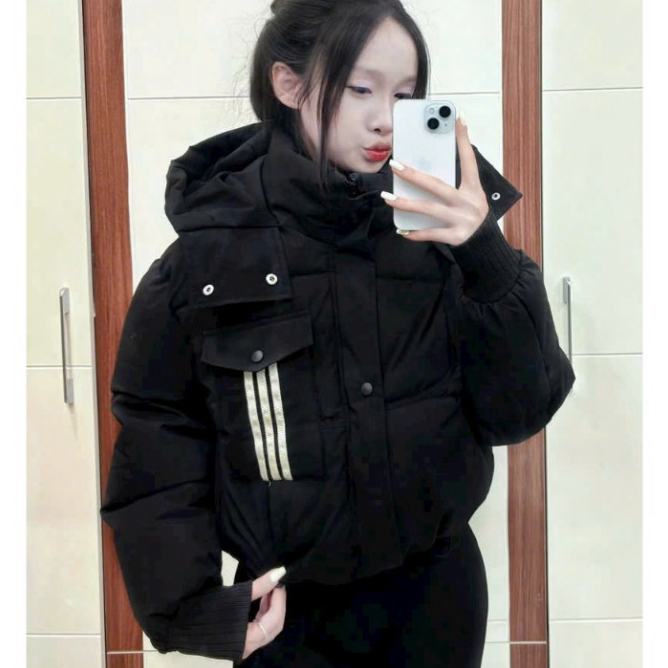 Áo Phao Nữ Áo Khoác Béo Mùa Đông Thêu Sọc Nổi Nắp Túi Dây Chun Gấu Cúc Bấm Có Mũ To Rộng Boy Phố 2025