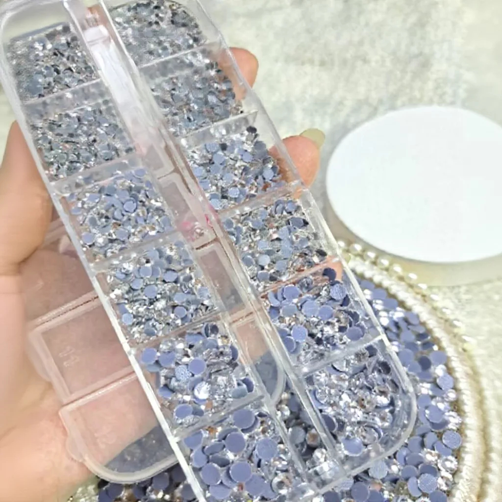 Đá Nail Khay 12 Ô YBH Chân Lưới Màu Trắng – Đá Trang Trí Móng Ánh Đẹp, Bắt Sáng Mạnh, Phù Hợp Làm Nail Gel/Bột