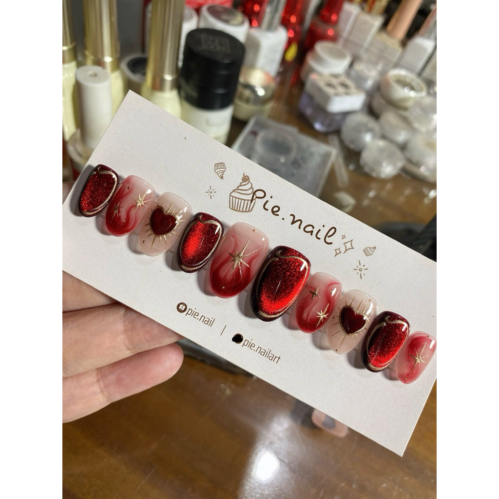 436. nailbox mắt mèo đỏ mix loang, vẽ gel metan vàng