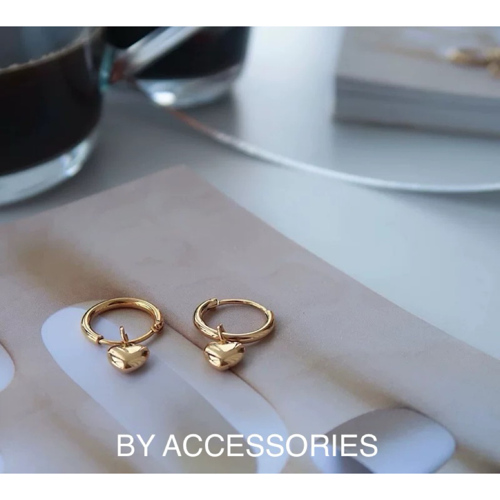 Bông tai nữ titan retro khoen tròn phối mặt hình trái tim nhỏ xinh đơn giản mạ vàng không gỉ WE2545 BY ACCESSORIES