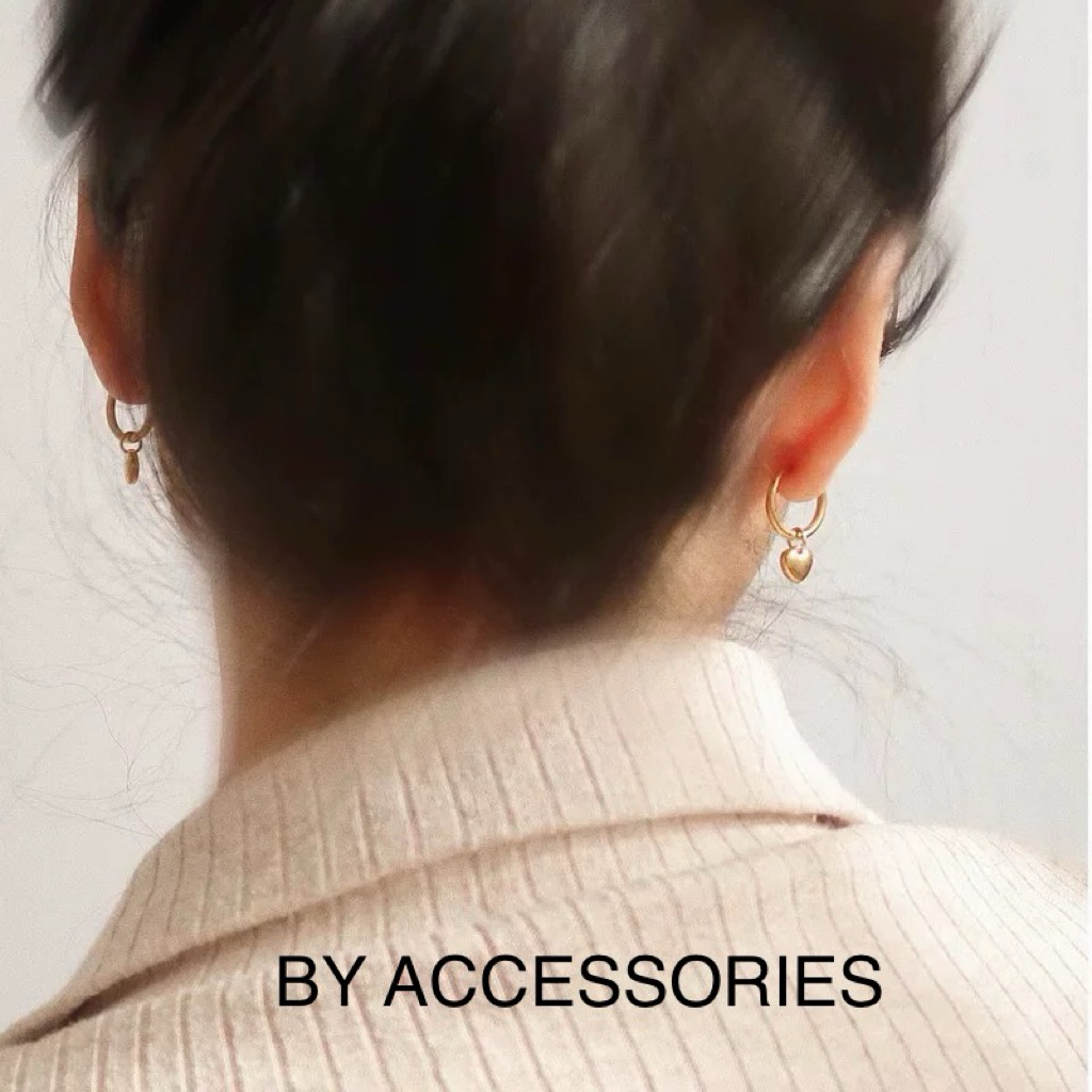 Bông tai nữ titan retro khoen tròn phối mặt hình trái tim nhỏ xinh đơn giản mạ vàng không gỉ WE2545 BY ACCESSORIES