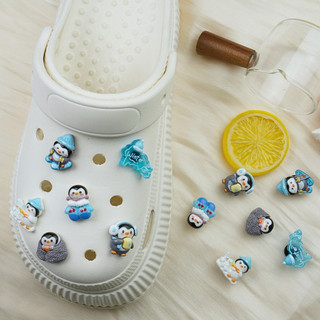 Bộ 12 Sticker, Charm 3D chủ đề Cánh cụt trượt băng nhựa cứng gắn Dép Sục, Cá sấu JB-411 Mita