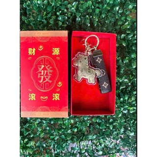 Móc Khóa Ngựa Vàng Phong Thủy Tài Lộc Dây Đỏ May Mắn Cho Xe – Túi – Chìa Khóa