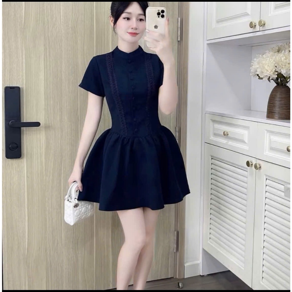 ĐẦM CỔ TRỤ TAY NGẮN TRẮNG XANH – THIẾT KẾ THANH LỊCH, TÔN DÁNG VÀ SANG TRỌNG