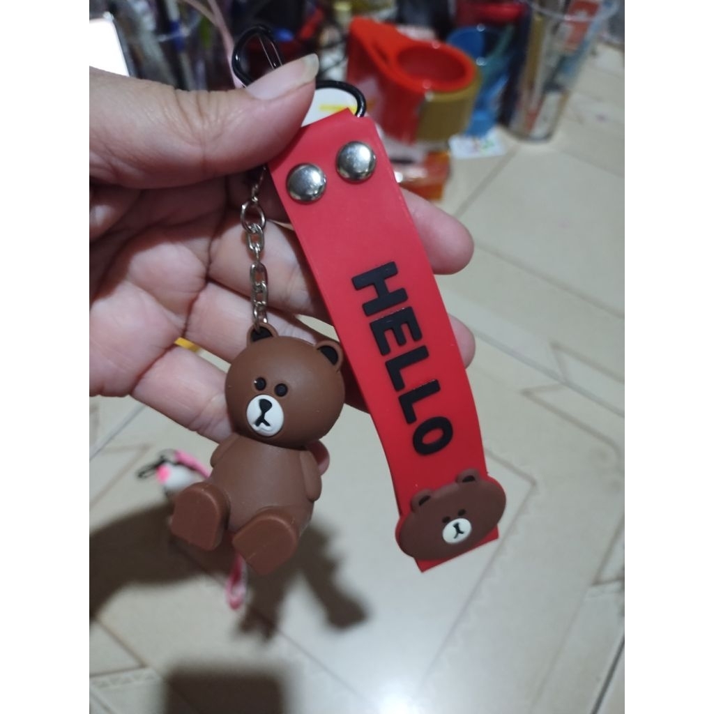 Móc khóa hình nhân vật Hello Kitty và Line Friends (Gấu Brown).