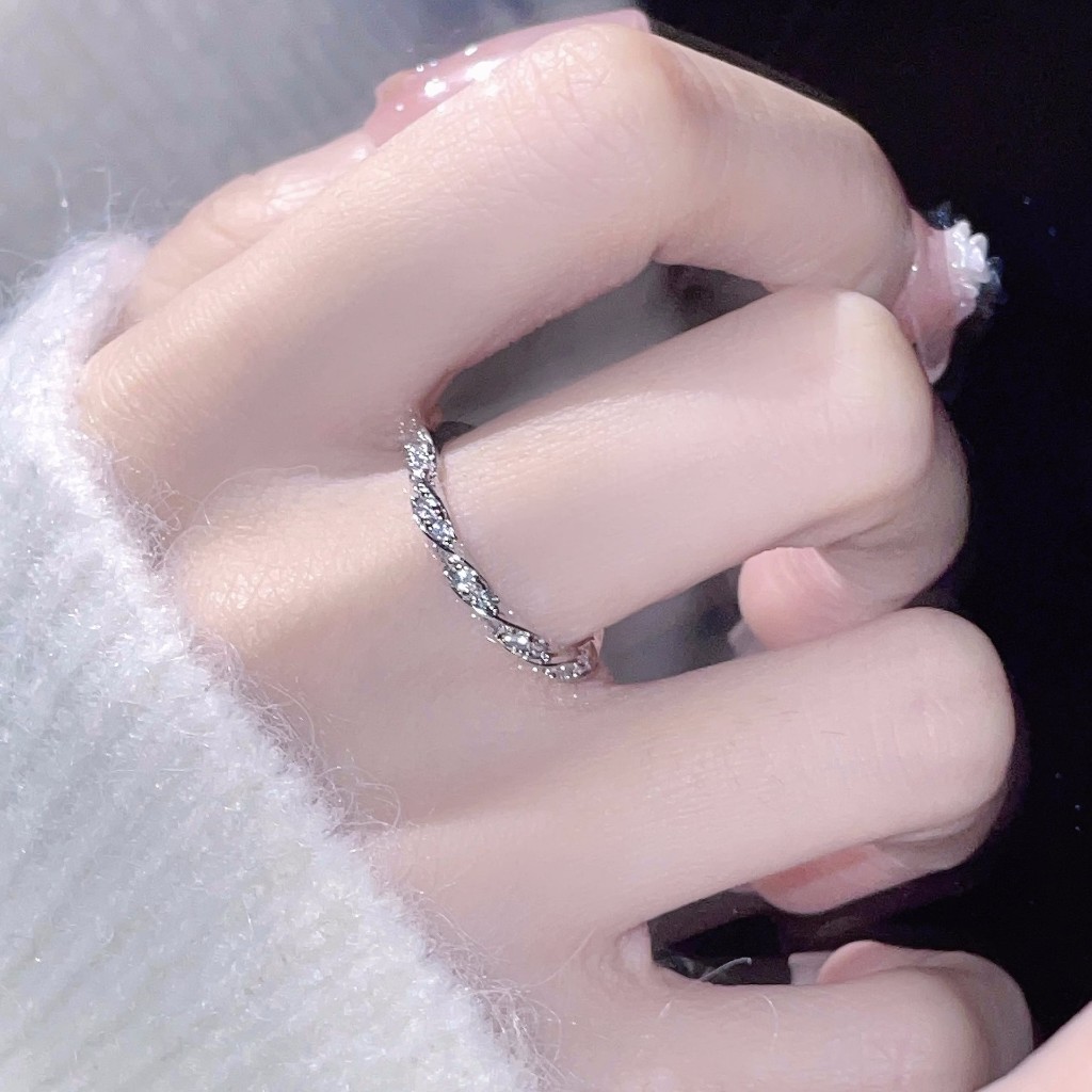 Nhẫn Mạ Bạc Trắng Đính Đá Zircon/Kim Cương Nhỏ - Kiểu Dáng Dây Xoắn Hiện Đại.