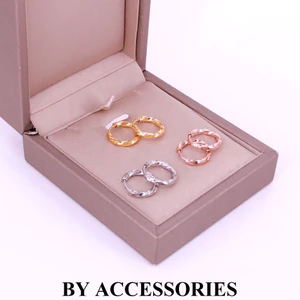 Bông tai nữ unisex titan form tròn bản vuông xoắn đơn giản không gỉ UE2503 BY ACCESSORIES