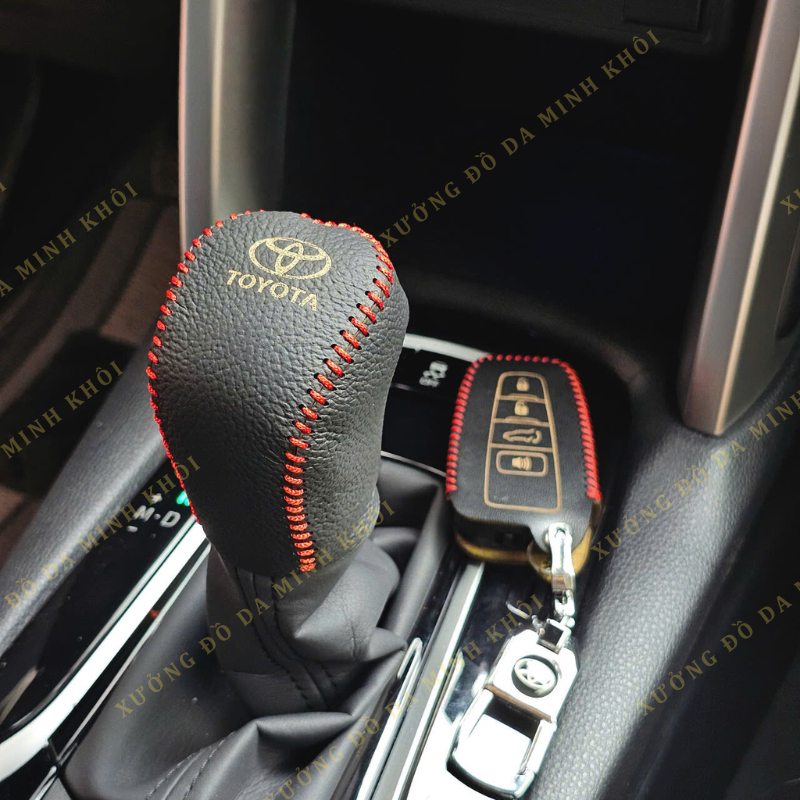 Bao da bọc cần số, tay phanh xe ô tô TOYOTA CROSS, CAMRY, VELOZ, RAIZE, YARIS, ALTIS 2021-2025 da bò khâu thủ công