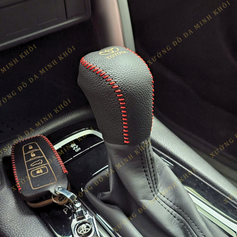 Bao da bọc cần số, tay phanh xe ô tô TOYOTA CROSS, CAMRY, VELOZ, RAIZE, YARIS, ALTIS 2021-2025 da bò khâu thủ công