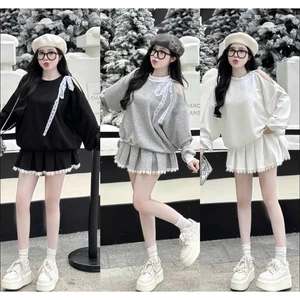 Set áo sweater Bộ đồ chơi Noel T726G khoét vai thắt dây nơ đỏ form rộng chân váy ngắn trắng xòe tầng có quần trong